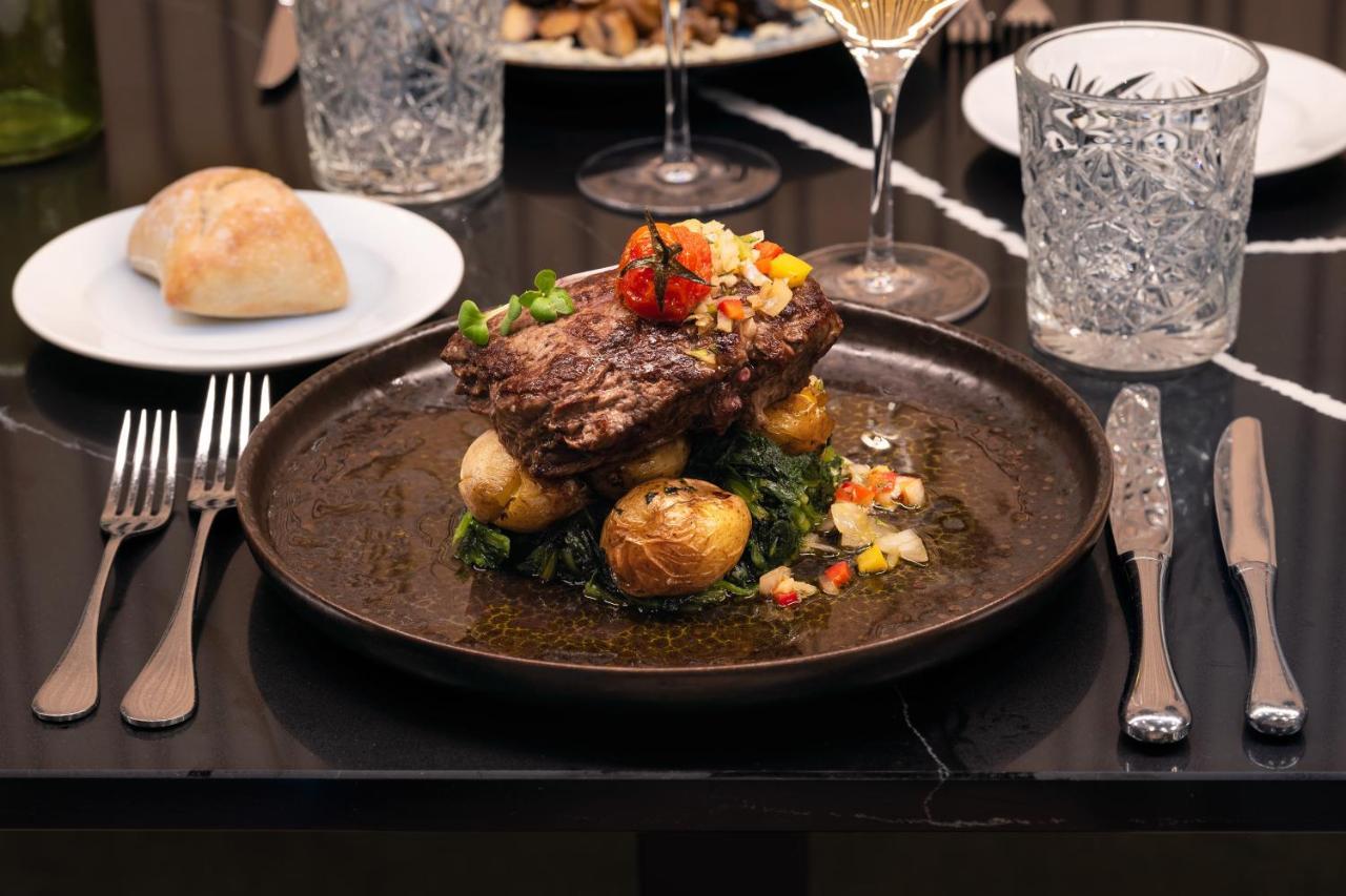 Melia Braga Hotel & Spa Dış mekan fotoğraf A steak prepared at the restaurant