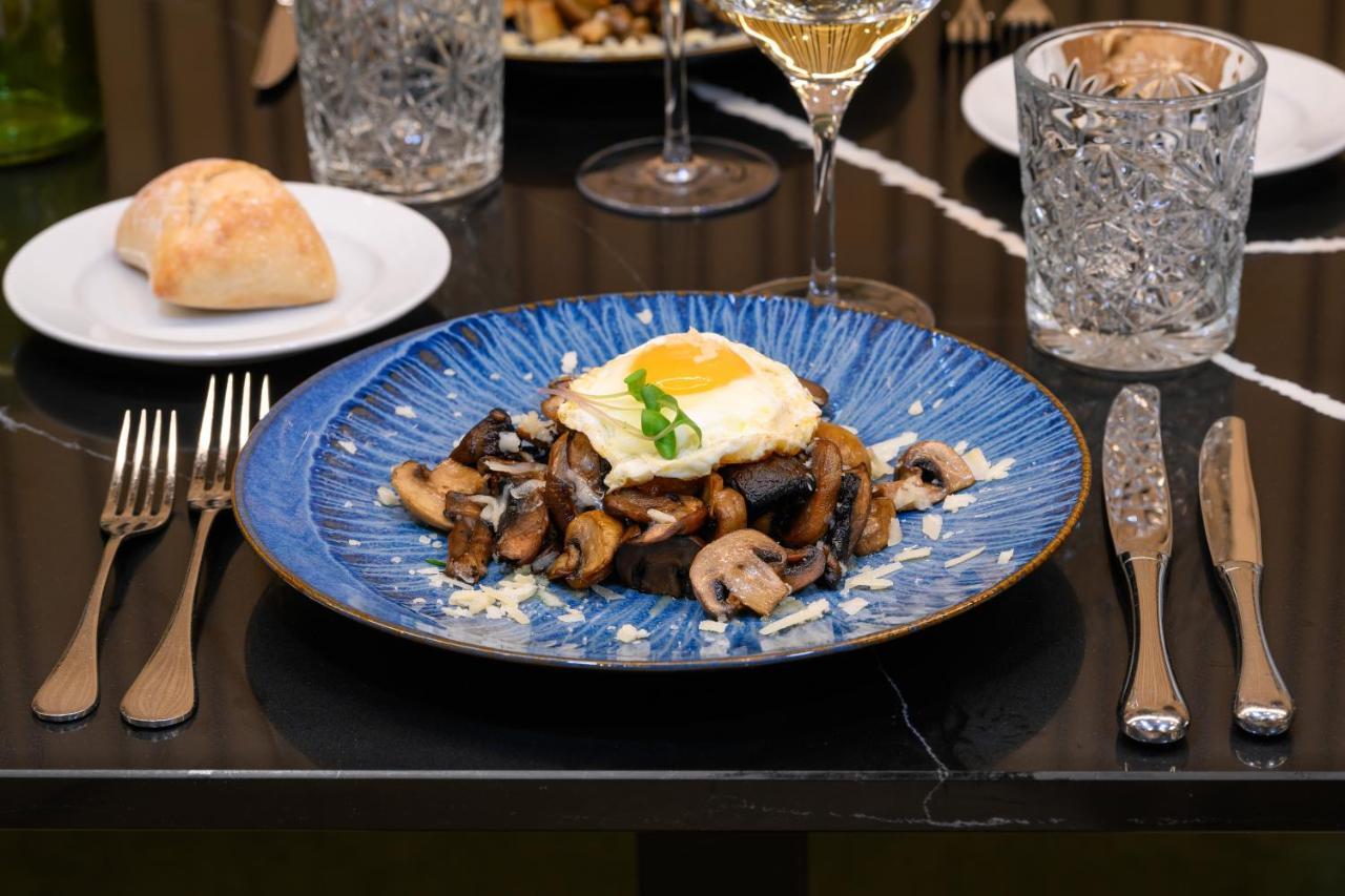 Melia Braga Hotel & Spa Dış mekan fotoğraf A plate of mixed mushrooms with a fried egg