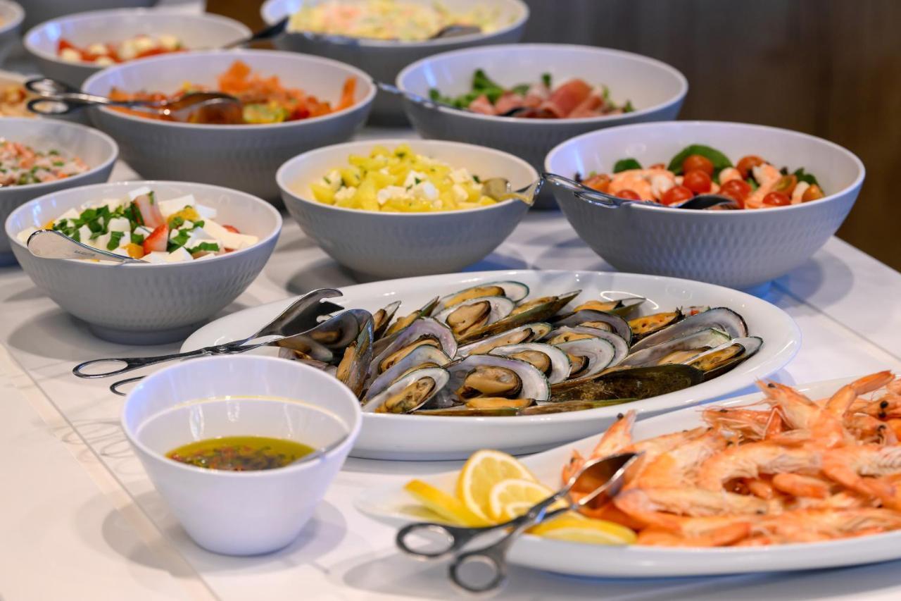 Melia Braga Hotel & Spa Dış mekan fotoğraf A buffet of seafood