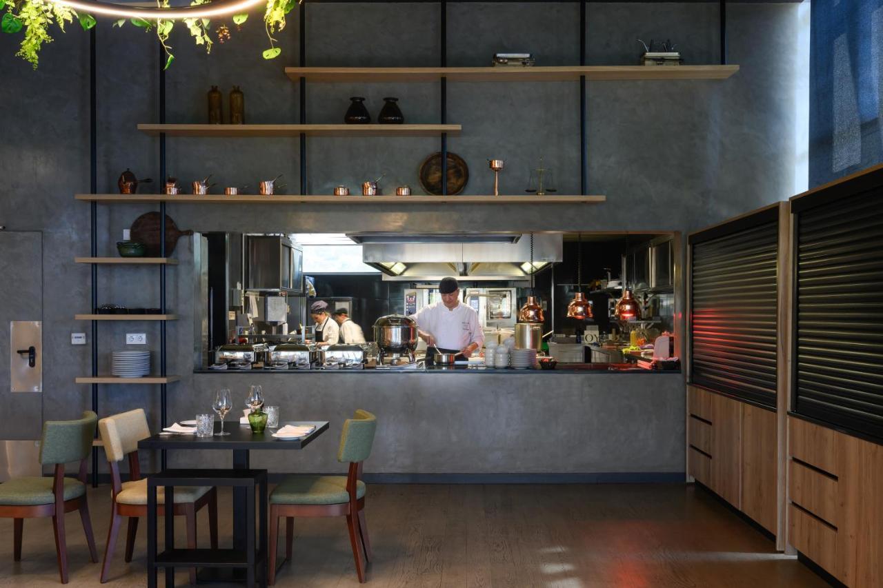 Melia Braga Hotel & Spa Dış mekan fotoğraf The open kitchen at the restaurant