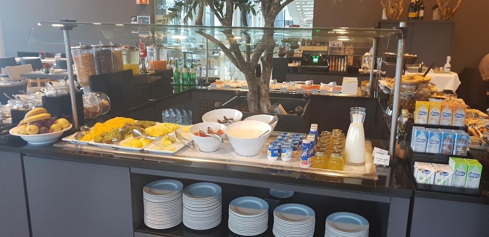 Melia Braga Hotel & Spa Dış mekan fotoğraf A buffet at a hotel