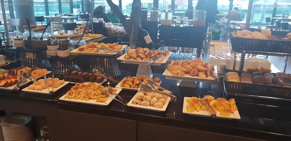 Melia Braga Hotel & Spa Dış mekan fotoğraf A selection of pastries at a buffet