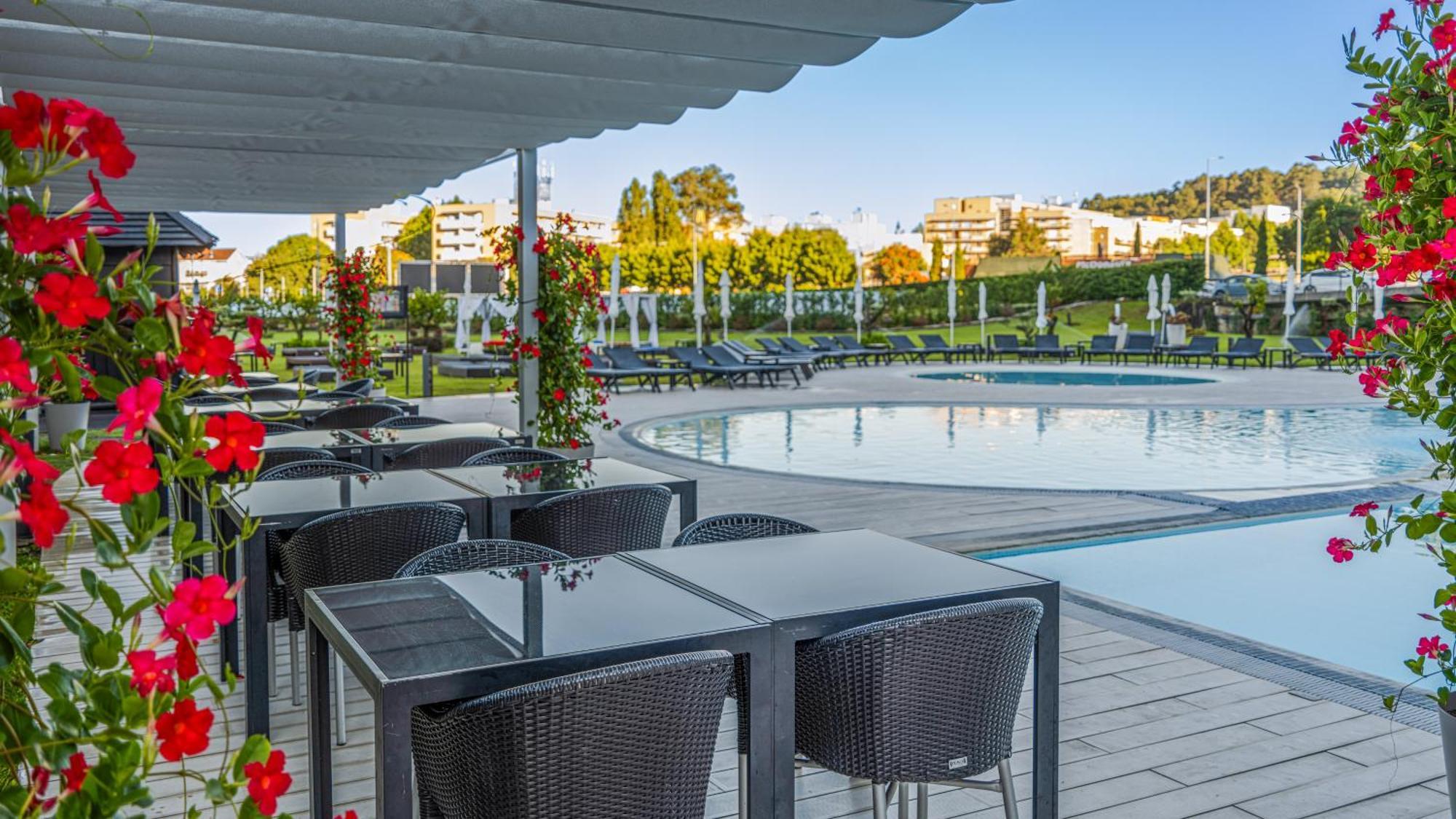 Melia Braga Hotel & Spa Dış mekan fotoğraf The pool at the hotel