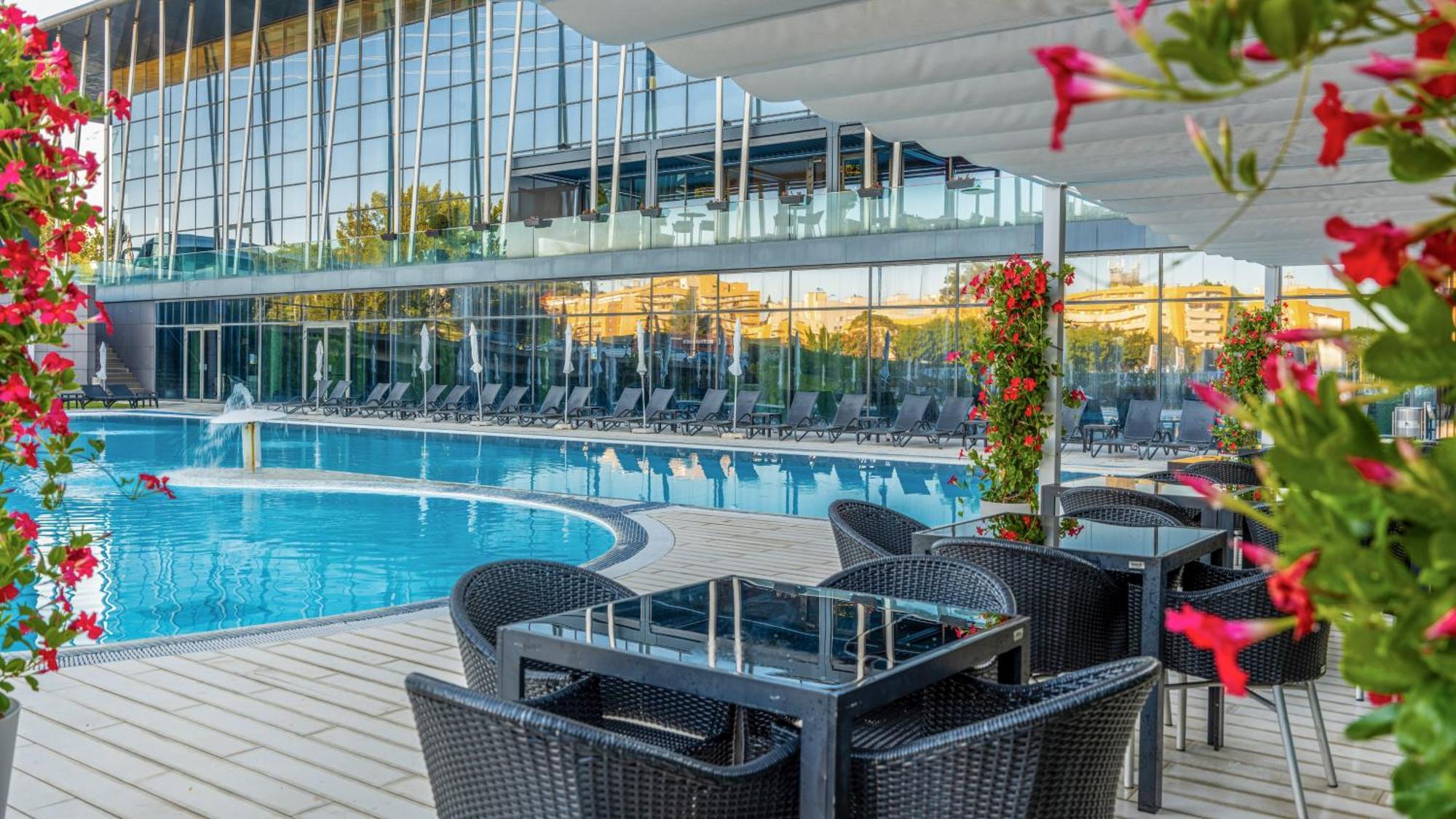 Melia Braga Hotel & Spa Dış mekan fotoğraf The swimming pool at the hotel