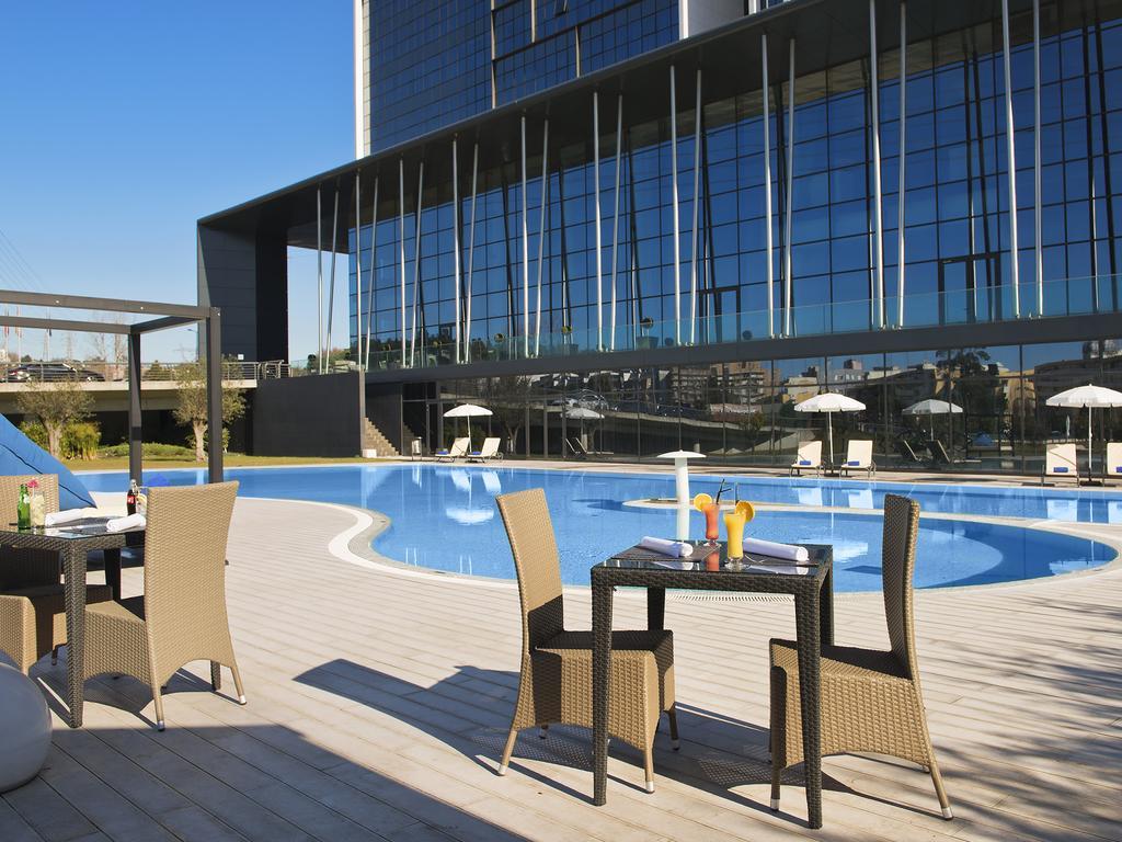 Melia Braga Hotel & Spa Dış mekan fotoğraf The pool at the hotel