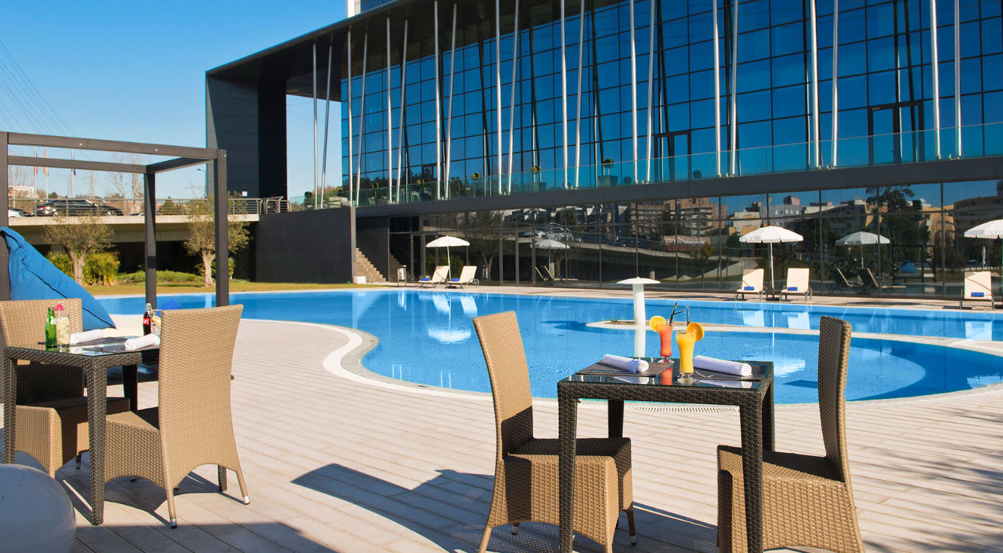 Melia Braga Hotel & Spa Dış mekan fotoğraf The swimming pool at the hotel