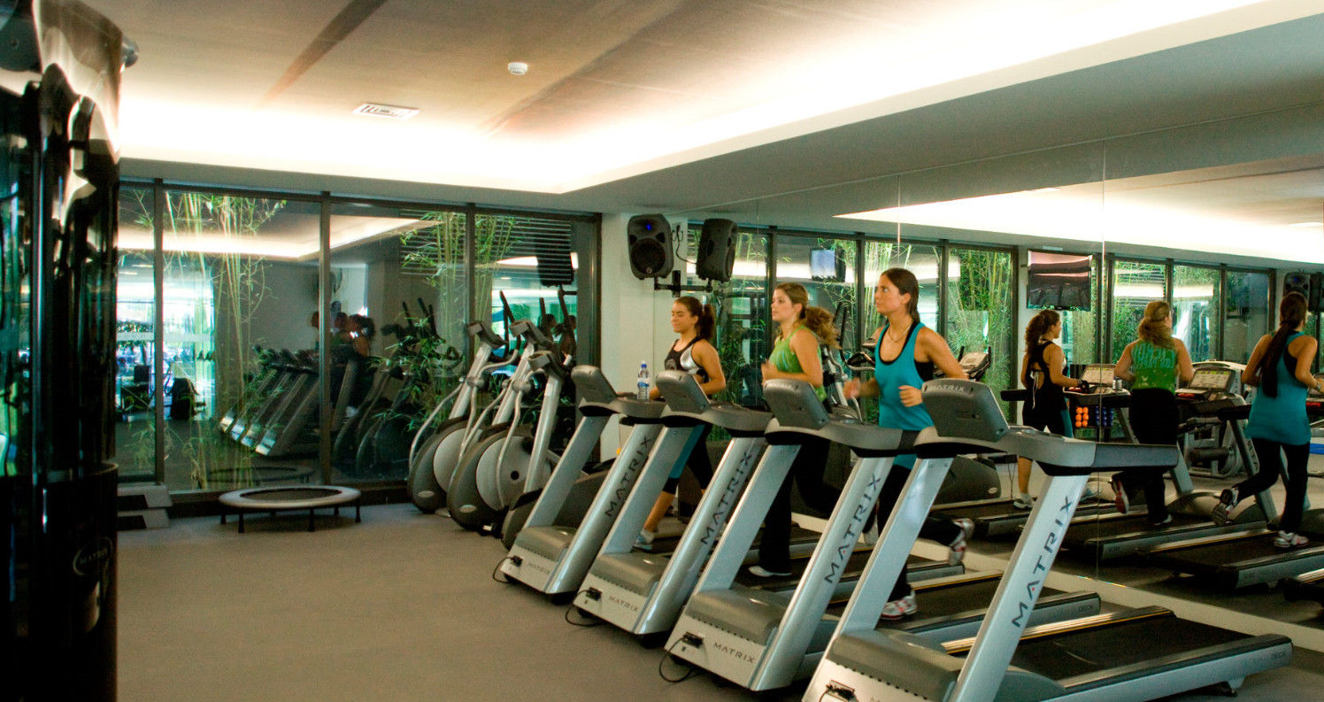 Melia Braga Hotel & Spa Dış mekan fotoğraf A row of treadmills