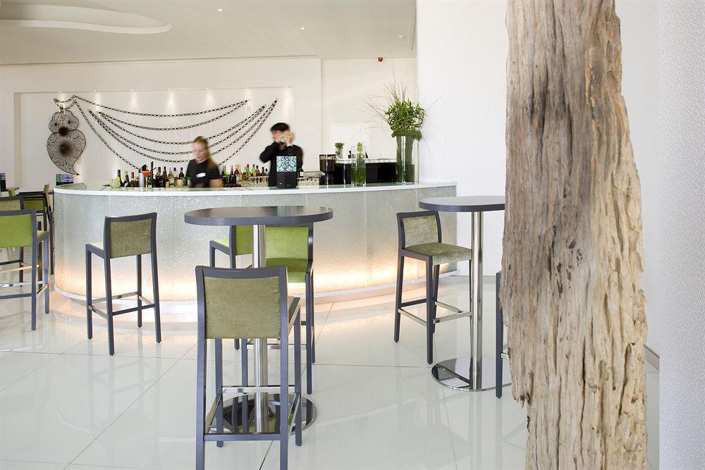 Melia Braga Hotel & Spa Restoran fotoğraf The bar at the hotel