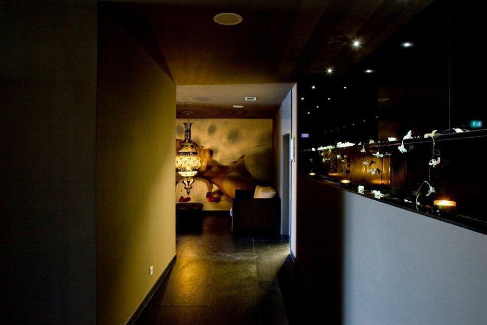 Melia Braga Hotel & Spa İç mekan fotoğraf The interior of a modern Japanese restaurant