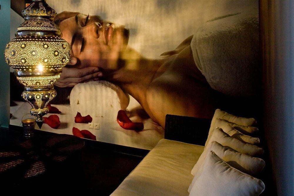 Melia Braga Hotel & Spa İç mekan fotoğraf A woman receiving a spa treatment